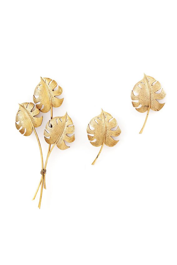 Angelo Brotto: Tre lampade da parete Fusione in bronzo dorato. Italia, anni '70 due cm 40x26x7, una cm 94x50x7