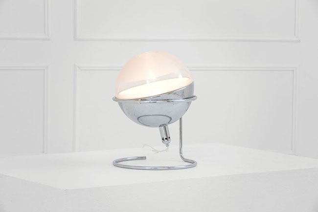 Fabio Lenci: Lampada da tavolo Metallo cromato, diffusore in perspex. Prod. Guzzini, 1967 ca. Etichetta del produttore sul diffusore. h cm 51, diam. cm 38 Literature: Domus, n. 483, febbraio 1970, p. 18.