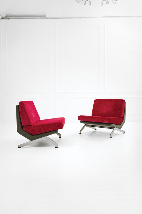 Gianni Moscatelli: Coppia di poltrone Acciaio spazzolato, skai, tessuto. Prod. Formanova, fine anni '60 cm 73x80x70