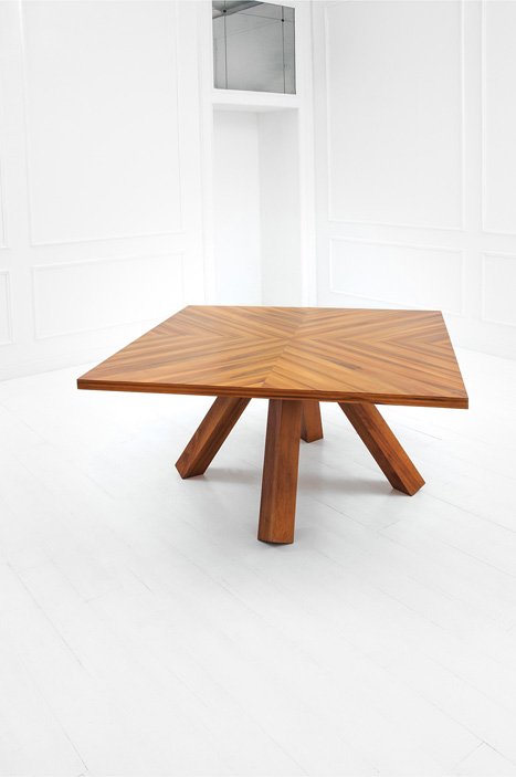 Mario Bellini: Tavolo Legno di noce massello, piano lastronato in legno di noce. Prod. Cassina, anni '80 cm 74x140x140