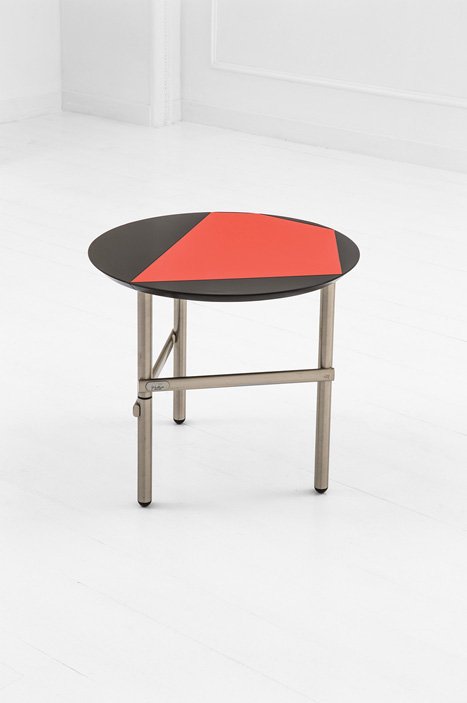 Getulio Alviani: Tavolo basso della collezione ABV Struttura in acciaio tubolare cromato, piano in legno laccato. Prod. Tecno, 1983 - 1991 Etichetta metallica del produttore e firma incisa dell'artista. h cm 54, diam.