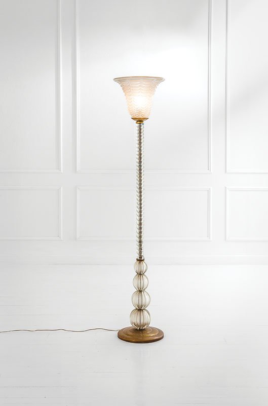 Barovier & Toso: Lampada da terra Elementi in vetro iridescente. Prod. Barovier & Toso, anni '30 h cm 180, largh. max cm 35