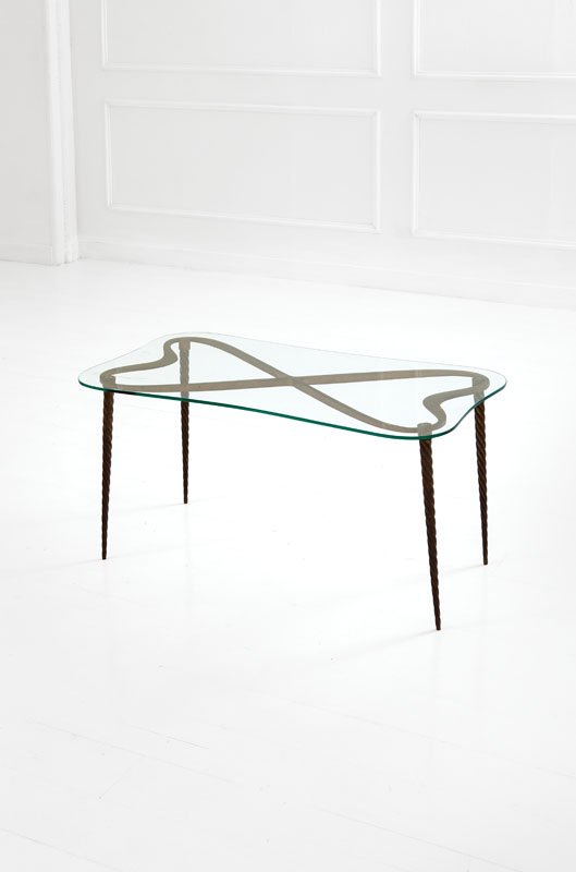 Tavolo basso: Tavolo basso Struttura in fusione d'ottone, piano in cristallo molato. Italia, 1950 ca. cm 48x93x52