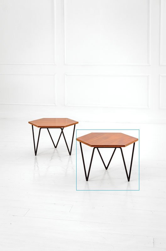 Gio Ponti: Tavolino Tondino metallico laccato, piano in paniforte impiallacciato frassino. Prod. ISA, anni '50 Etichetta metallica del produttore. cm 39x60x52 Literature: Fabio Foroni, Alessandra Tavella, Gio Po