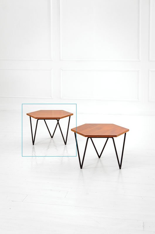 Gio Ponti: Tavolino Tondino metallico laccato, piano in paniforte impiallacciato frassino. Prod. ISA, anni '50 Etichetta metallica del produttore. cm 39x60x52 Literature: Fabio Foroni, Alessandra Tavella, Gio Po