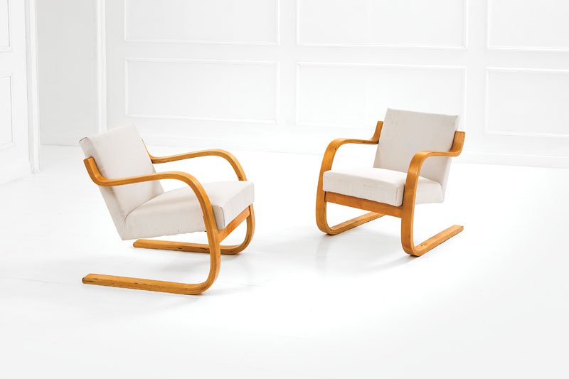 Alvar Aalto: Due poltrone mod. 34/402 Compensato curvato impiallacciato in betulla. Disegno del 1932, esemplari degli anni '70 Prod. Flumar ltd. Etichetta metallica del produttore. cm 72x60x70 Literature: C. & P. 