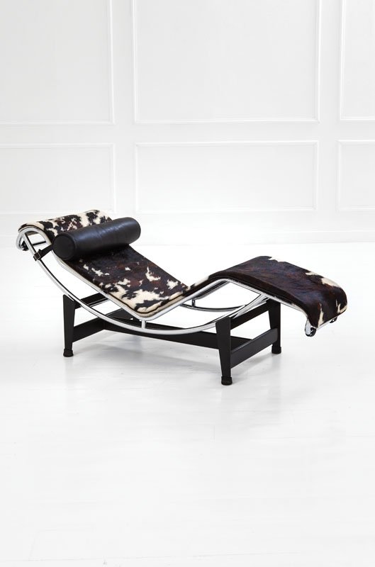 Charlotte Perriand, Pierre Jeanneret, Le Corbusier: Chaise longue mod. LC4 Acciaio cromato, cavallino. Prod. Cassina, disegno del 1929, esemplare del 1980 ca. Marchio del produttore impresso nel metallo. h variabile, cm 150x56 Literature: Domus, n. 622