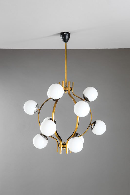 Stilnovo: Lampada a sospensione a 12 luci Ottone lucido, alluminio smaltato, diffusori in vetro bianco lucido. Prod. Stilnovo, anni '50 h cm 95, diam. cm 67