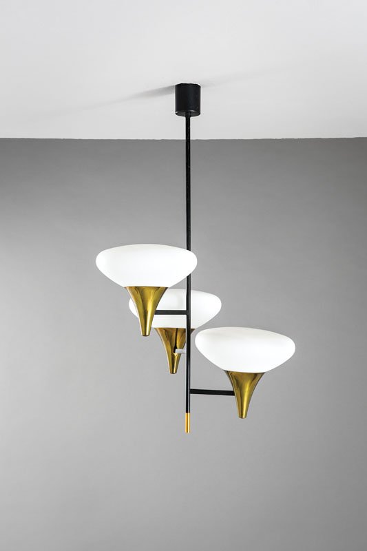 Stilnovo: Lampadario Metallo laccato, ottone lucido, diffusori in vetro opalino. Prod. Stilnovo, anni '50 h cm 90, largh. max cm 50