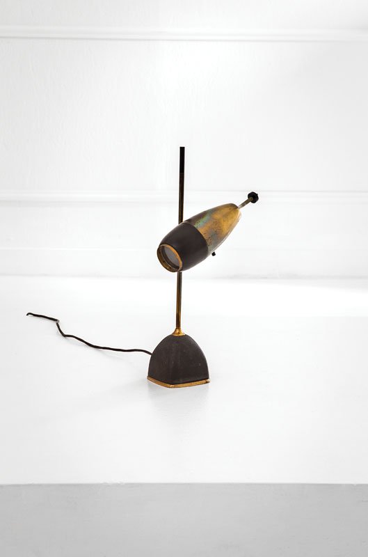 Oscar Torlasco: Lampada da tavolo Metallo laccato, ottone lucido, diffusore lenticolare. Prod. Lumi, anni '50 Etichetta del produttore sotto la base. cm 40x23x12