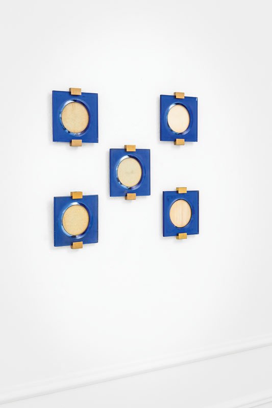 Fontana Arte: Cinque portaritratti Ottone, cristallo blu molato e satinato. Prod. Fontana Arte, anni '50 cm 15x13x1,5