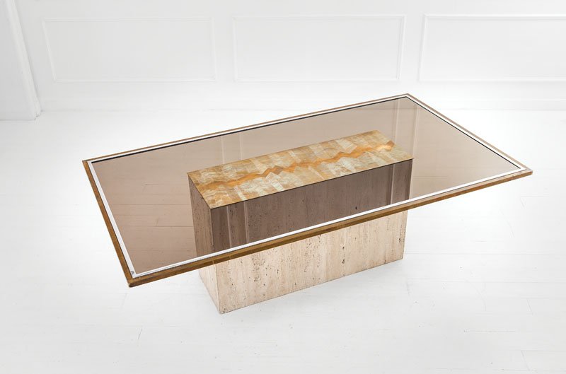 Christian Krekels: Grande tavolo Travertino, metallo cromato, ottone, cristallo molato, lastra in ottone inciso. Belgio, 1975 ca. Firmato sulla piastra in metallo. cm 70x212x112