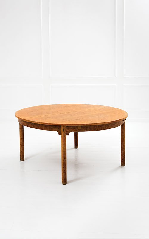 Borge Mogensen: Large extendable dining table Solid oak, oak veneer laminated wood, brass joints and hinges. Manufactured by AB Karl Andersson & Soner, Sweden, 1958 ca. h cm 73, diam. closed cm 150, diam. open from 2
