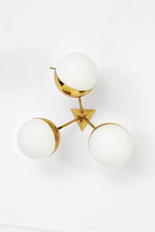 Stilnovo: Wall light from the 2045 series Zappon-lacquered brass, three opal glass diffusers. Manufactured by Stilnovo, 1950 ca. Manufacturer's decal. 40x45x24 cm Literature: Catalogo di produzione Stilnovo 11,