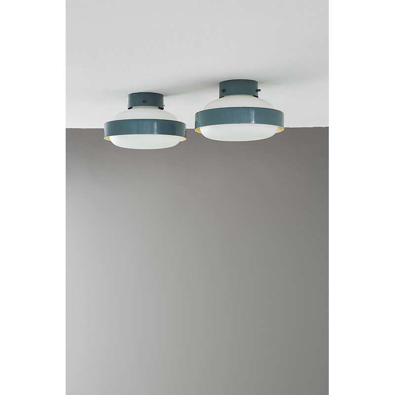 Gino Sarfatti: Due plafoniere mod. 3010_x000D_ Metallo smaltato, vetro opalino._x000D_ Prod. Arteluce, 1959 ca._x000D_ Etichetta del produttore all'interno del riflettore._x000D_ h cm 20, diam. cm 27 Literature: M.