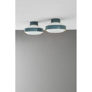 Gino Sarfatti: Due plafoniere mod. 3010_x000D_ Metallo smaltato, vetro opalino._x000D_ Prod. Arteluce, 1959 ca._x000D_ Etichetta del produttore all'interno del riflettore._x000D_ h cm 20, diam. cm 27 Literature: M.