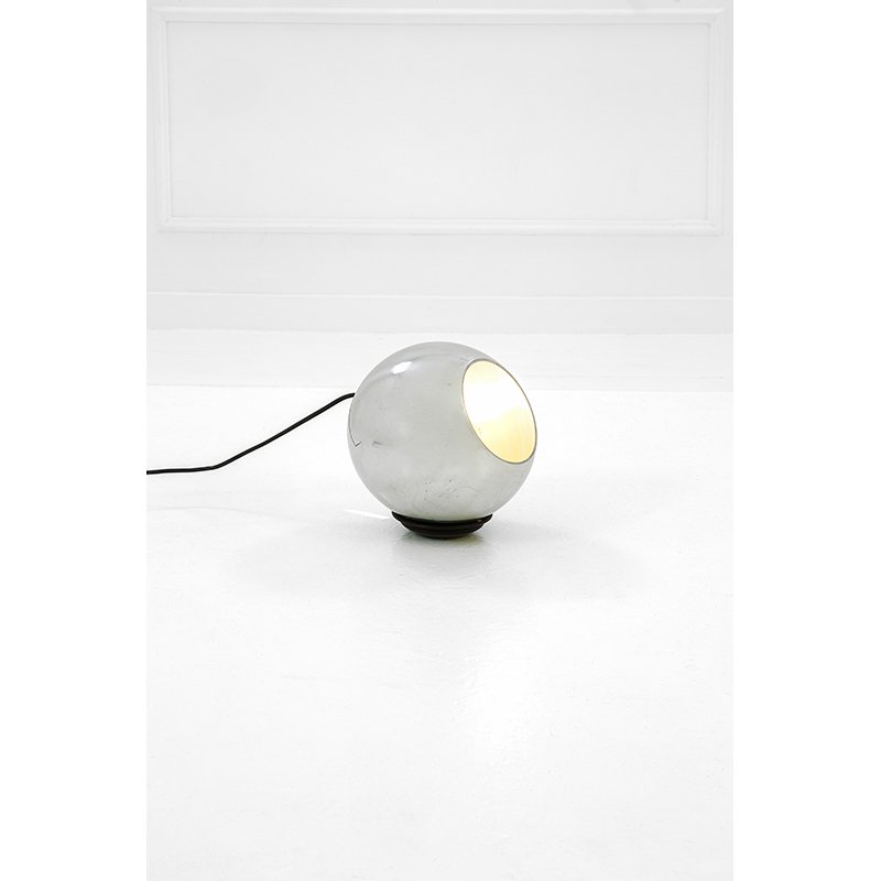 Gino Sarfatti: Lampada da tavolo o da terra mod 586_x000D_ Base in alluminio laccato, riflettore orientabile in tutte le direzioni in alluminio lucido._x000D_ Prod. Arteluce, 1962 ca._x000D_ Modello esposto alla XII