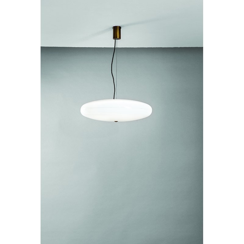 Gino Sarfatti: Lampada a sospensione mod. 2065_x000D_ Ottone lucido, metallo laccato, due coppe in metacrilato opalino._x000D_ Prod. Arteluce, 1950 ca._x000D_ h cm 66, diam. cm 53 Literature: M. Romanelli, S. Severi