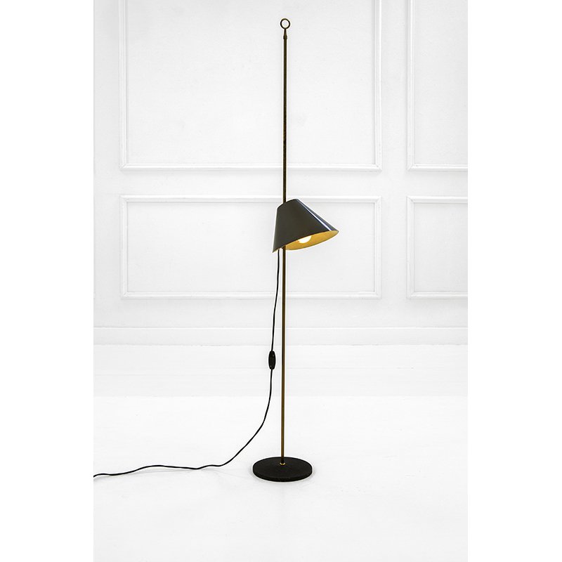 Luigi Caccia Dominioni: Lampada da lettura mod. Monachella_x000D_ Struttura in ottone pieno, alluminio laccato, base in fusione di ghisa verniciata._x000D_ Prod. Azucena, 1953 ca._x000D_ cm 120x25, diam. diffusore cm 18 Lite