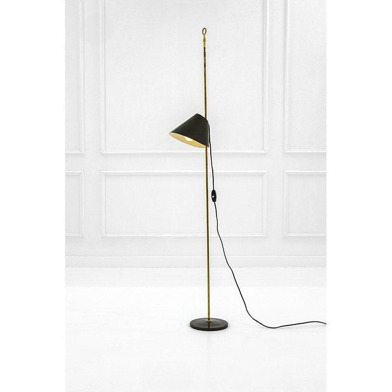 Luigi Caccia Dominioni: Lampada da lettura mod. Monachella_x000D_ Ottone pieno, riflettore ad altezza variabile in alluminio laccato, base in alluminio stampato._x000D_ Prod. Azucena, 1953 ca. _x000D_ cm 120x25, diam. diffus