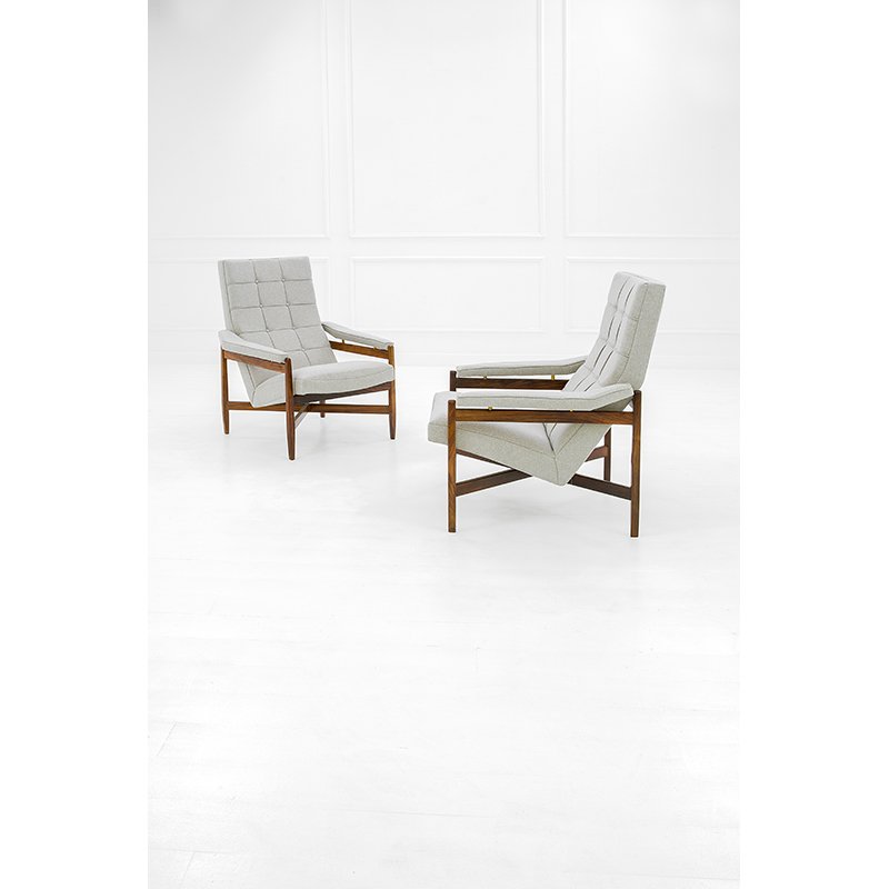 Due poltrone: Due poltrone_x000D_ Legno di palissandro massiccio, ottone, tessuto._x000D_ Danimarca, 1960 ca._x000D_ cm 95x79,5x77