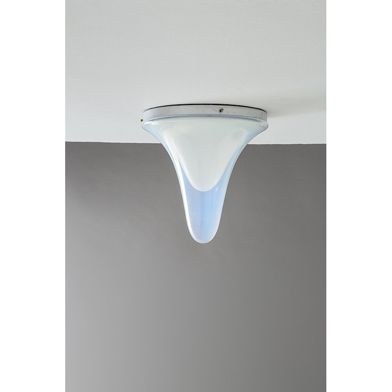 Carlo Nason: Lampada da tavolo_x000D_ Vetro soffiato iridescente, ottone._x000D_ Prod. Vetrerie Mazzega, fine anni '60_x000D_ h cm 37, diam. cm 46