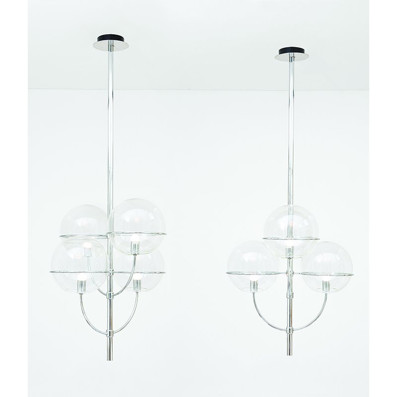 Vico Magistretti: Coppia di lampade a sospensione serie Lyndon_x000D_ Struttura in metallo cromato, diffusori in vetro soffiato trasparente._x000D_ Prod. O-luce, 1977 ca._x000D_ cm 133x68 Literature: Giuliana Gramigna,