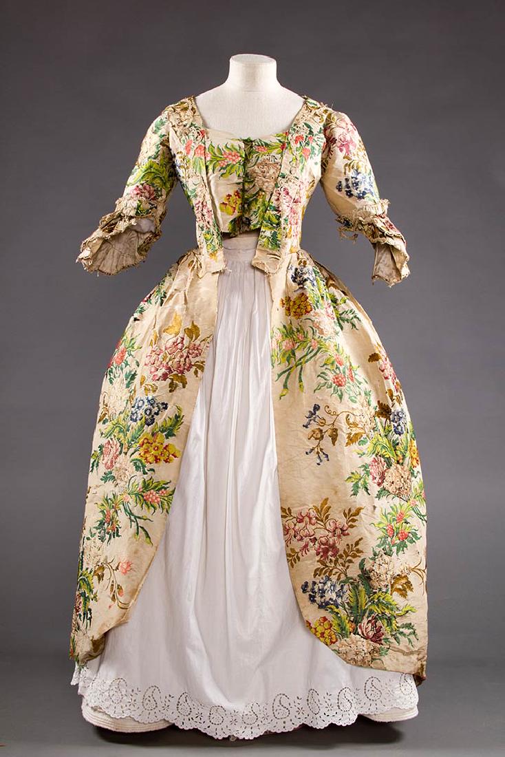 LADY'S SILK BROCADE GOWN, MID 18TH C (1 of 9)