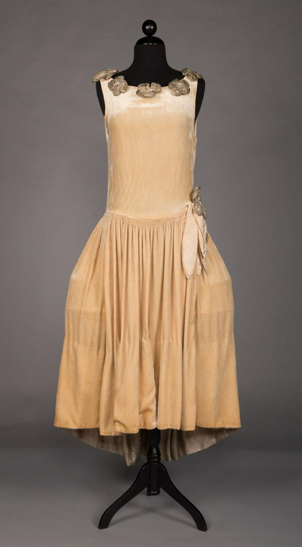 SILK VELVET ROBE DE STYLE EVENING DRESS, EARLY 1920s: Butterscotch silk velvet sleeveless robe deâ€™ style party dress w/ sliver lamÃ© lining up from H 10” CF- 15” CB, low gathered W, silver lamÃ© rosettes at neck & left H, interior 