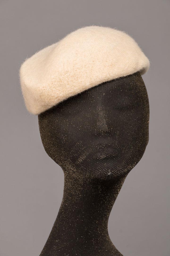BALENCIAGA COUTURE WHITE WOOL HAT, PARIS, 1950s: Couture white wool knit coffee bean beret, label "Balenciaga, Paris, #6833", (buckram interior crushed) very good; t/w unmatching white silk & buckram insert with couture number, label "Balenciaga, Pa