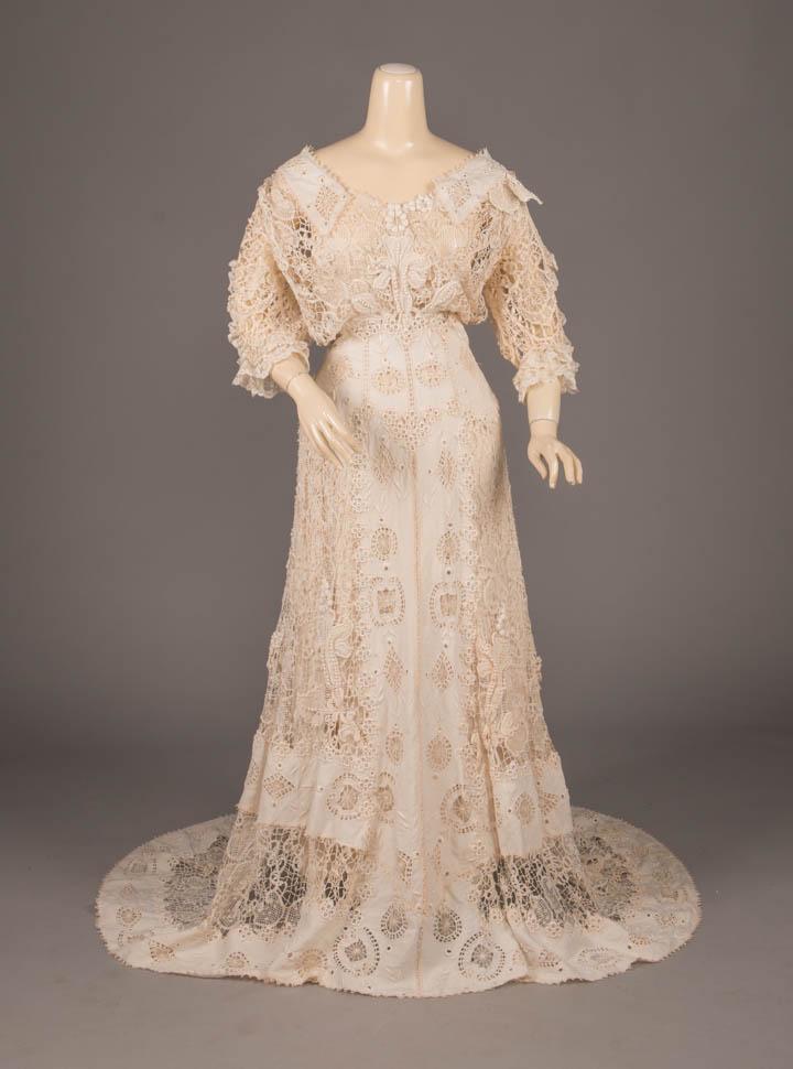 MIXED LACE TEA GOWN, c. 1905 (1 of 10)