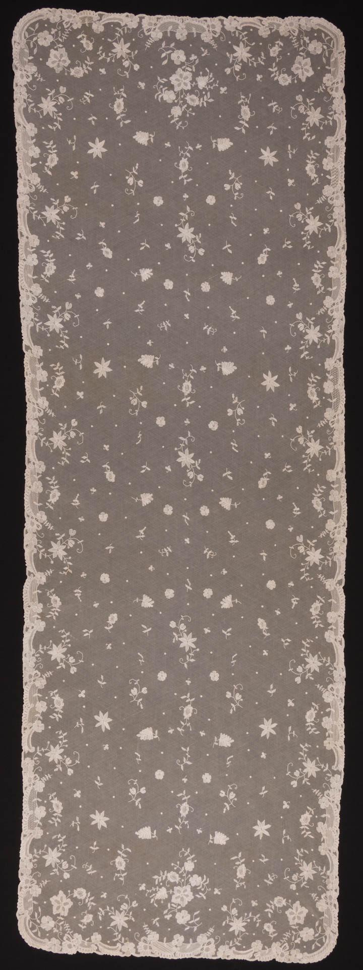 FINE HANDMADE LACE RUNNING, 1840: Complex floral w/ elaborately varied fillings in exceptional hand, mm net, c. 1840, excellent. From the Collection of Karen Augusta.