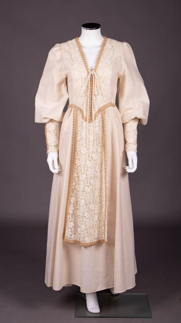 GUNNE SAX, SAN FRANCISCO, 1970s: Oatmeal cotton in young Elizabethan Revival style, w/ full balloon sleeve, deep V-neckline at CF, bodice front into extended apron panel & lower fitted sleeves of mm cotton lace, hemp passementerie tr