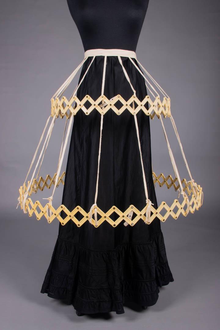 COLLAPSIBLE TRAVEL CRINOLINE, AMERICA, LATE 1940-1950s (1 of 9)
