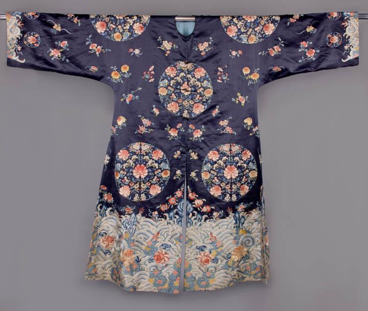 EMBROIDERED SILK ROBE, CHINA, LATE 19TH-EARLY 20TH C (1 of 9)