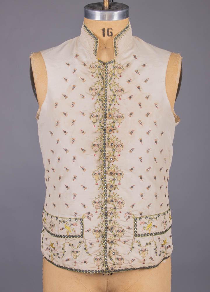 FINE SILK EMBROIDERED GENTS WAISTCOAT, c. 1800 (1 of 10)
