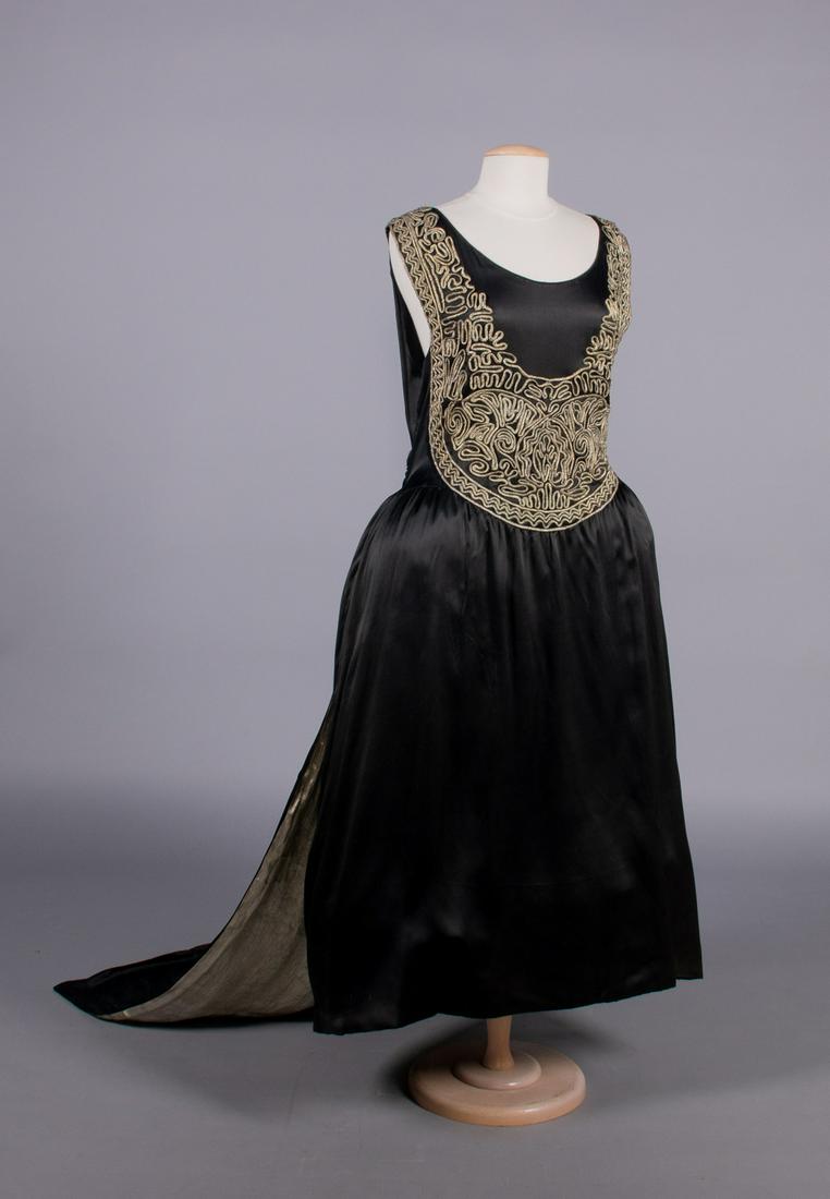 TRAINED PRESENTATION GOWN, c. 1924 (1 of 10)
