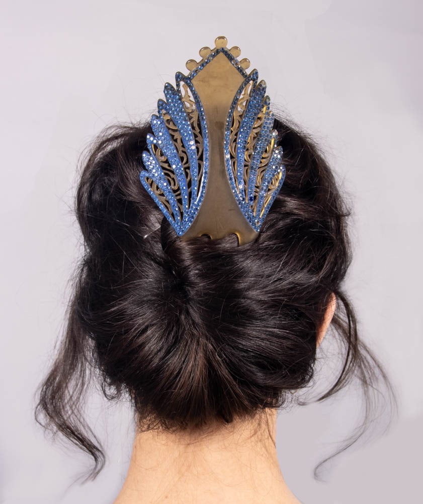 SEVEN ART DECO & ART NOUVEAU STYLE HAIR COMBS, USA, 1920-1940s: 7 hair combs: 1 celluloid w/ blue stones & 3 teeth, 1930s: 3.5” x 7.75”, (several replaced or missing stones, yellowing); 1 faux tortoiseshell wreath, 4.75” x 4.75”, (0.75&rdqu