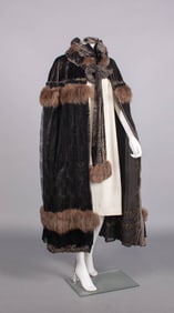 LABELED PANNE SILK VELVET & LACE EVENING CAPE, LONDON, 1910s