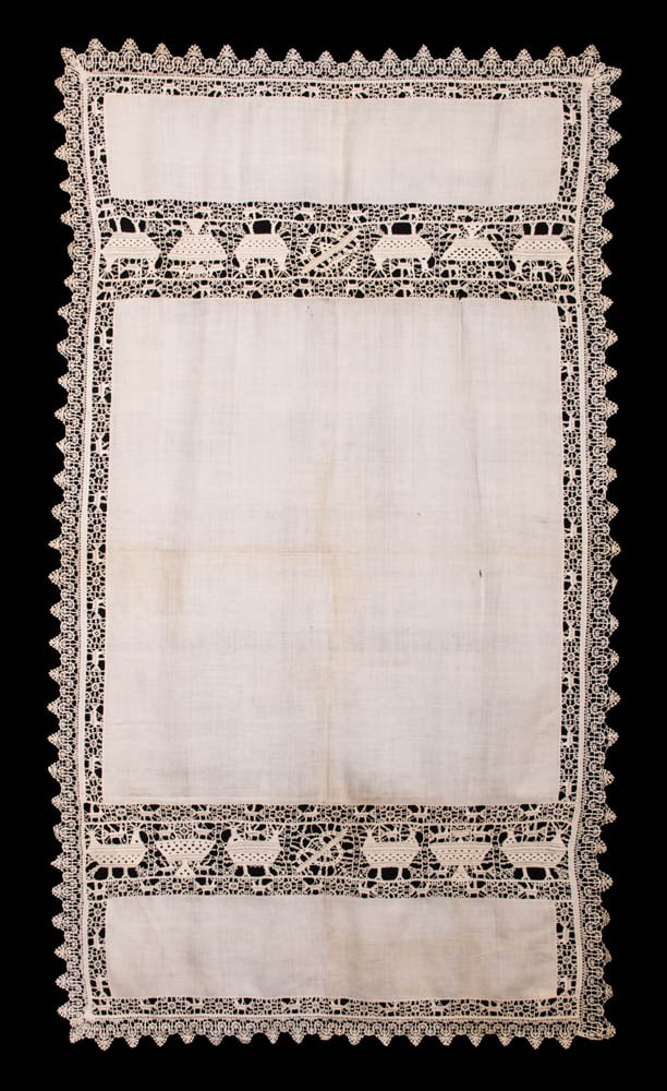 BOBBIN LACE & LINEN TEA CLOTH, ITALY, 17TH C: Tea cloth or table cover of bone linen w/ insertions of avian & footed bowl pattern bobbin lace near short ends & bird pattern bobbin lace border, bobbin lace punto in aria edge, 65” x 37.25&rdq