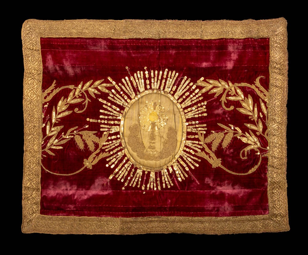 GILT & SILK VELVET ALTAR PANEL, LATE 18TH C: Altar decoration of wine colored silk velvet w/ gilt metal bullion embroidery & flat silver gilt paillettes flanking circular reserve w/ a monstrance surrounded by rays & flanked by scrolling vines, b