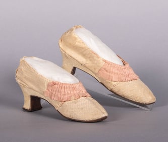 PAIR OF PATTERNED SILK SHOES, 1780s