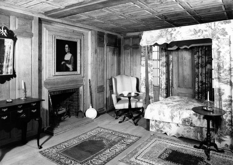 BROOKLYN MUSEUM REUBEN BLISS HOUSE PERIOD ROOM HANGINGS, ORIGINALLY c. 1761: Complete set of toile bedroom hangings: 7 curtains, 7 valances & 1 bedspread of cotton copperplate printed w/ vignettes of flora, fauna & figures, 1 plain cotton canopy & 1 plain linen curtain, each c