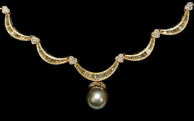 Gorgeous 18K Tahitian pearl diamond 18" necklace: Gorgeous 18K Tahitian pearl diamond 18" necklace featuring a 12.4mm Tahitian South Seas stunning grey pearl accented with 132 round and baguette cut diamonds approx. 3 carats TDW weighing 26.4 grams 1