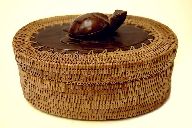 Iroquois Turtle Clan woven lidded basket: Iroquois Turtle Clan woven lidded basket with carved wooden turtle fetish top and base, measuring 6" x 4.5", Northeast Great Lakes region, excellent condition, tight weave