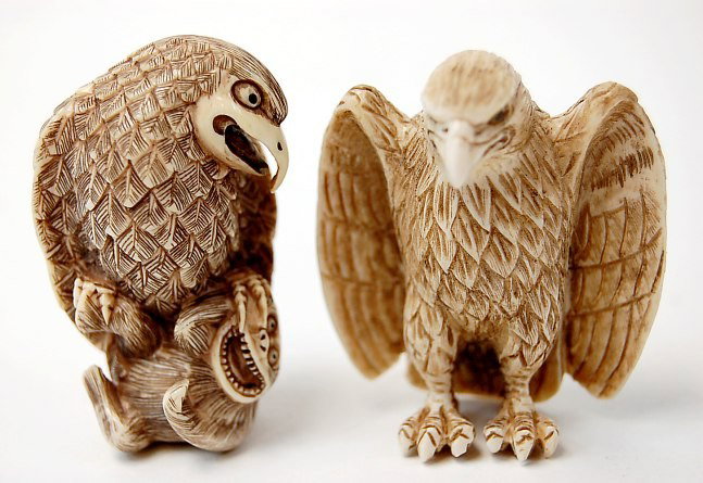 Japanese carved ivory netsuke pair: Japanese carved ivory netsuke pair measuring 2" tall, artist signed