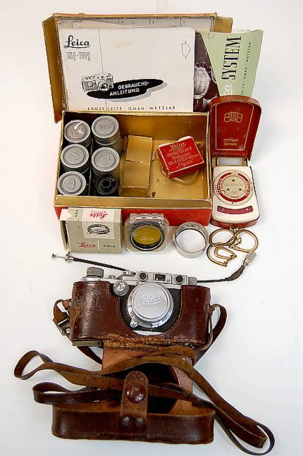 Vintage Leica D.R.P. Ernst Leitz Wetzler camera in: Vintage Leica D.R.P. Ernst Leitz Wetzler camera in original leather case with original box, manual, instructions and accessories to include light meter, filters and film rolls, No. 245942, 100% functi