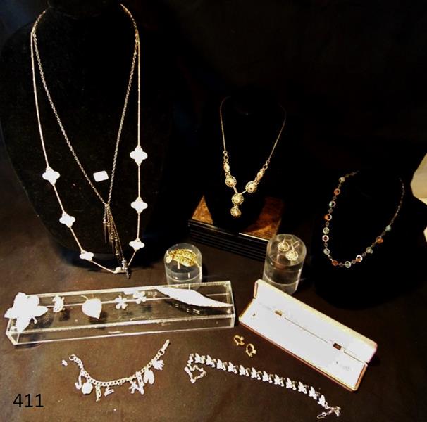 Quality Jewelry Group: Group of Quality Costume Jewerly to include Weiss brooch, Trifari, Leaf brooch, Mother of Pearl 4-Leaf Clover necklace, 2 Rhinestone Clover brooches, Indian Wire Filigree Necklace and matching earring