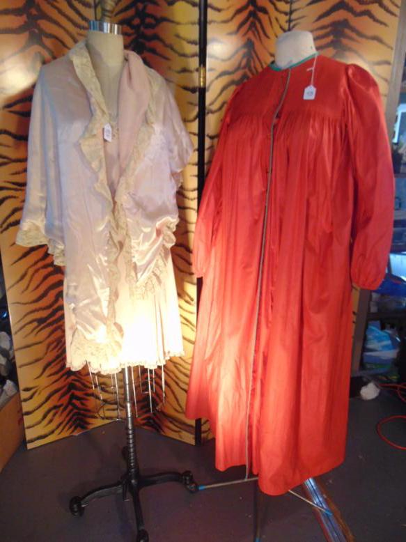 Oscar De LA Renta Polished cotton Coat and Bed Wrap: This Oscar De La Renta polished cotton dressing coat size Small excellent condition along with a 1930's silk and wool lace trimmed bed wrap in excellent condition