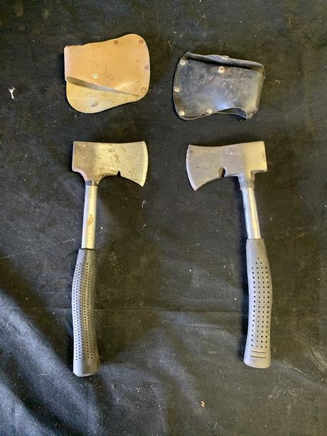 2 hatchets with cases: 2 hatchets with cases